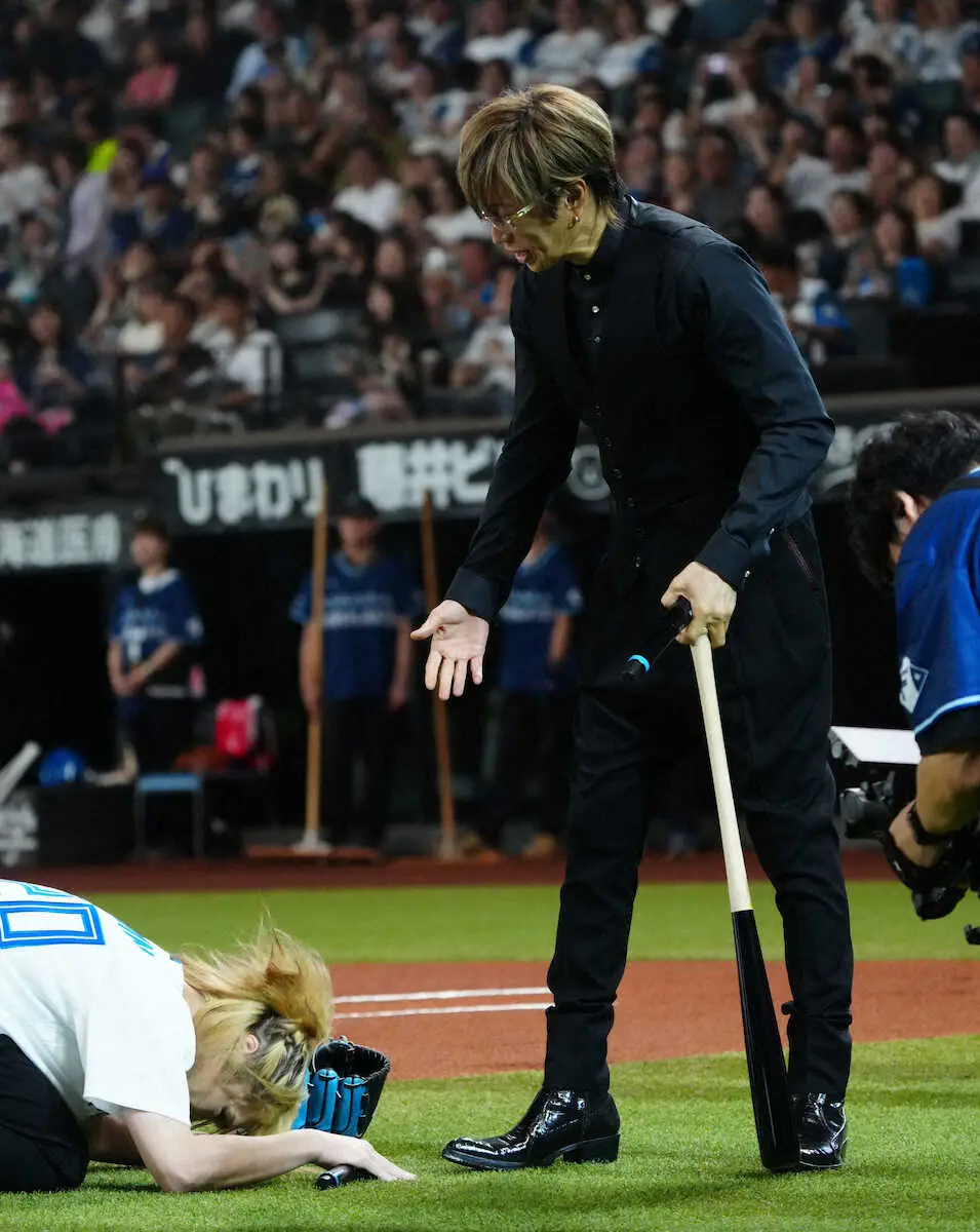 【画像・写真】GACKT始球式「ちょっと待った！」と鬼龍院翔が乱入　球を奪われ打者に
