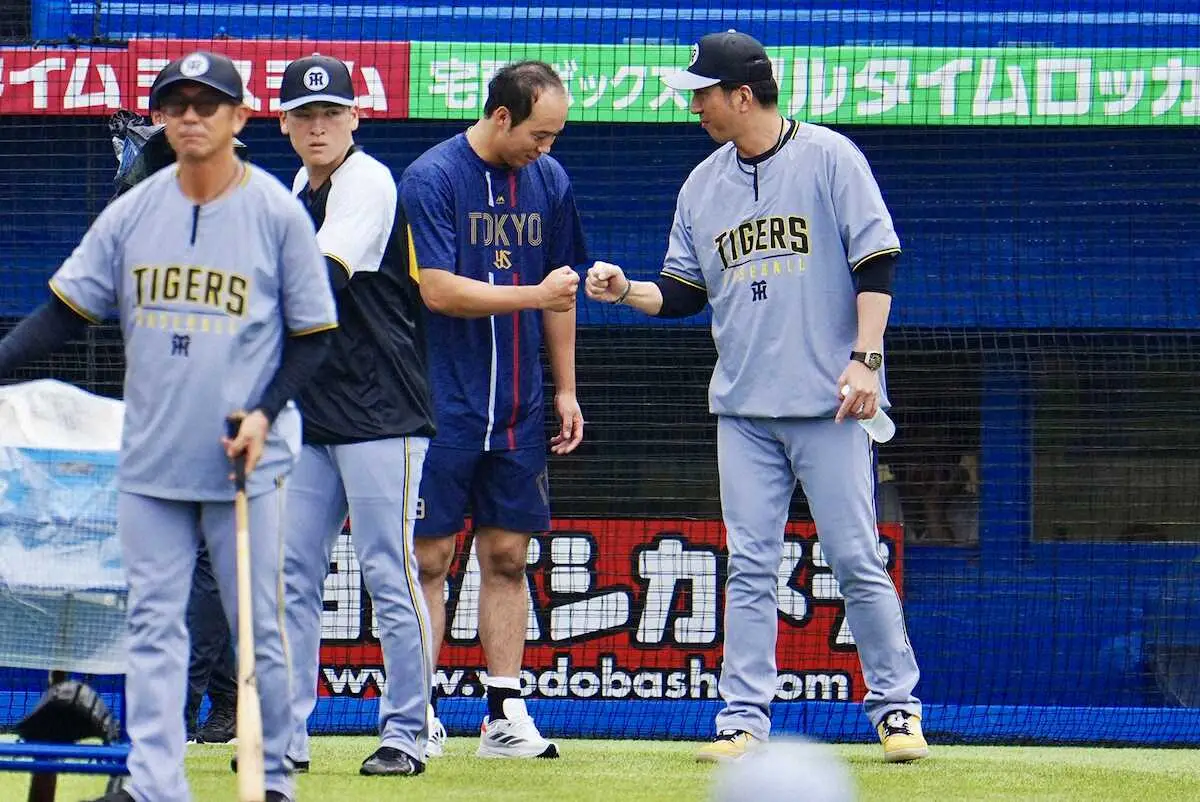 【画像・写真】阪神・藤川監督がヤクルト移籍の青柳とグータッチで会話　親友のビーズリーとは英語で再会喜ぶ