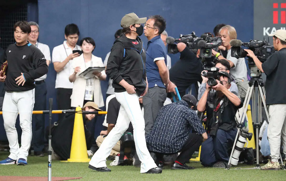 【画像・写真】あ～…お疲れ新庄日本ハム　ドタバタ6時間移動の末→9回逆転サヨナラ負けでガックリ