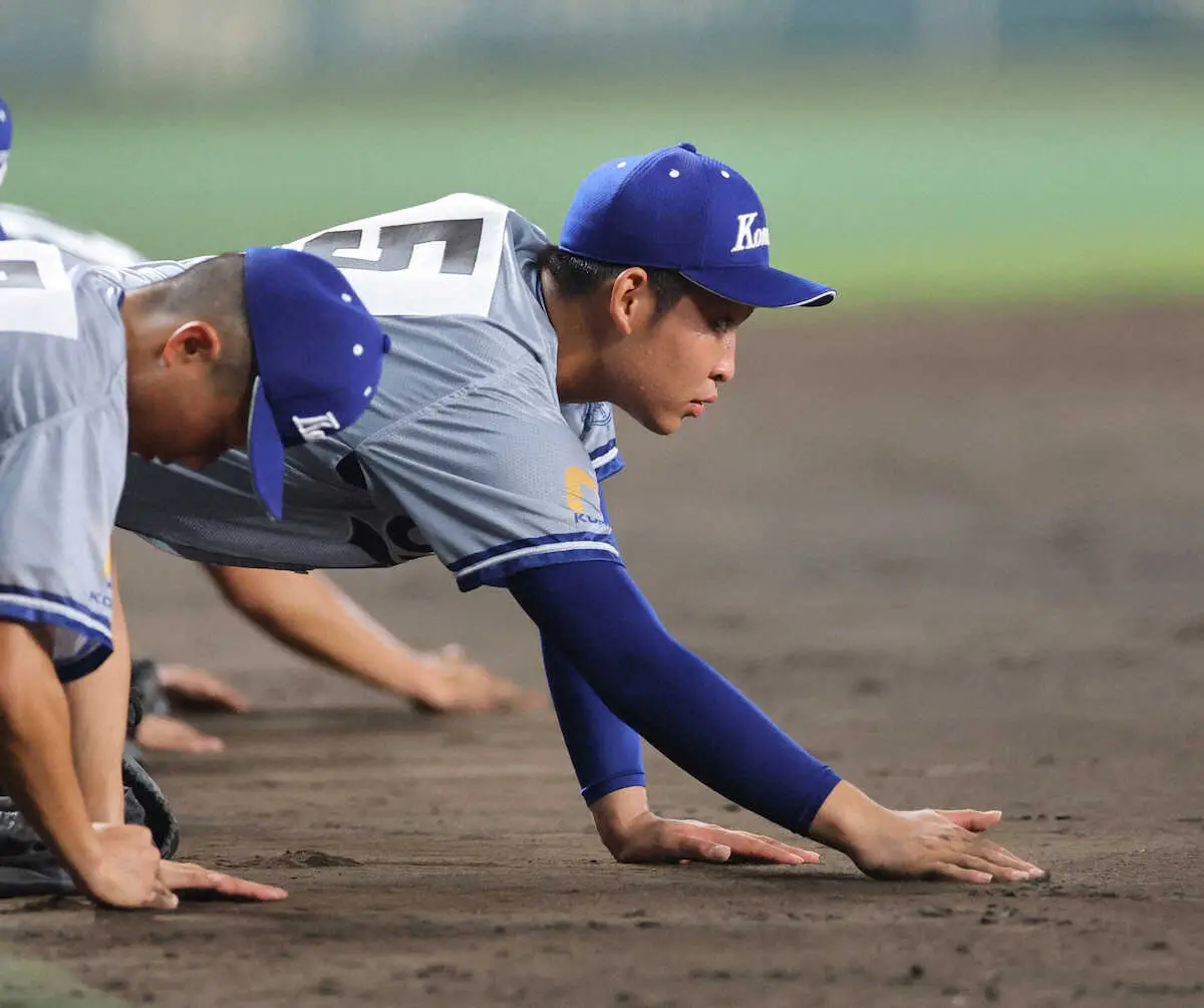 【画像・写真】第107回全国高校野球選手権＜創成館・小松大谷＞創成館に敗れ、甲子園の砂を集める小松大谷・田西（右）（撮影・五島　佑一郎）