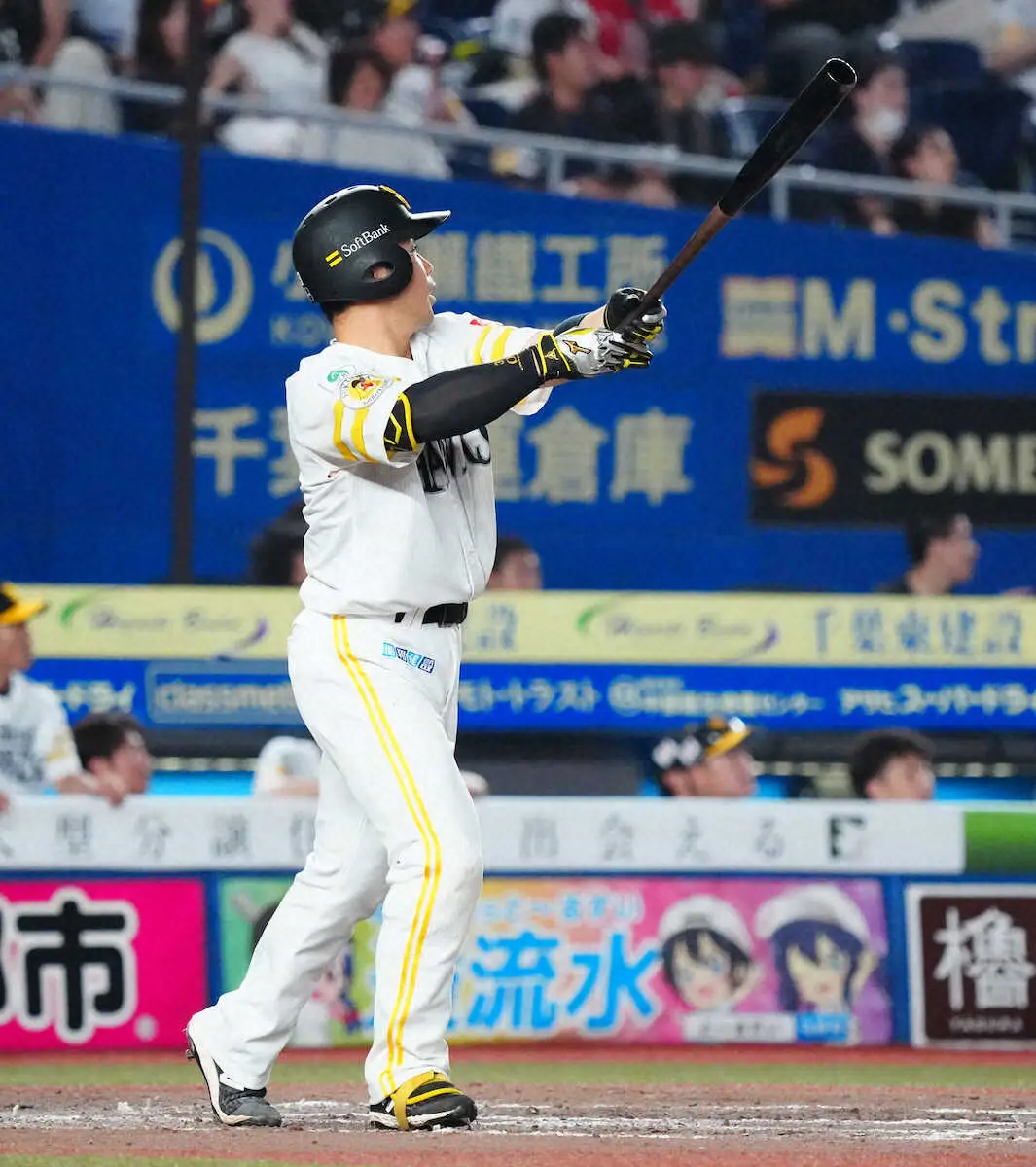【画像・写真】＜ロ・ソ15＞8回無死一塁、近藤は2打席連続の左越え2ラン（撮影・長久保　豊）