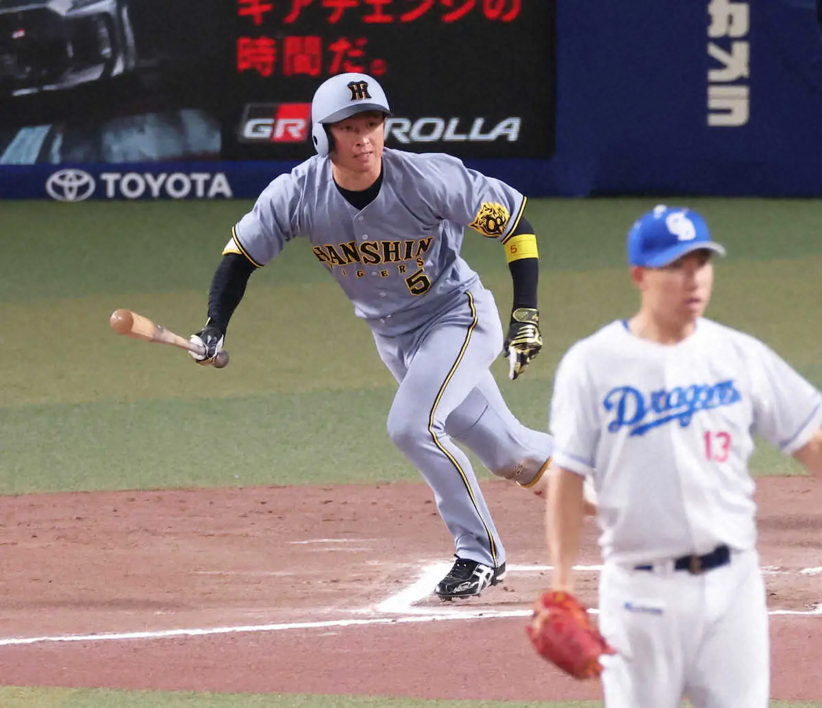 【画像・写真】＜中・神（14）＞　延長10回、近本は左前打を放つ（投手・橋本）（撮影・大森　寛明）