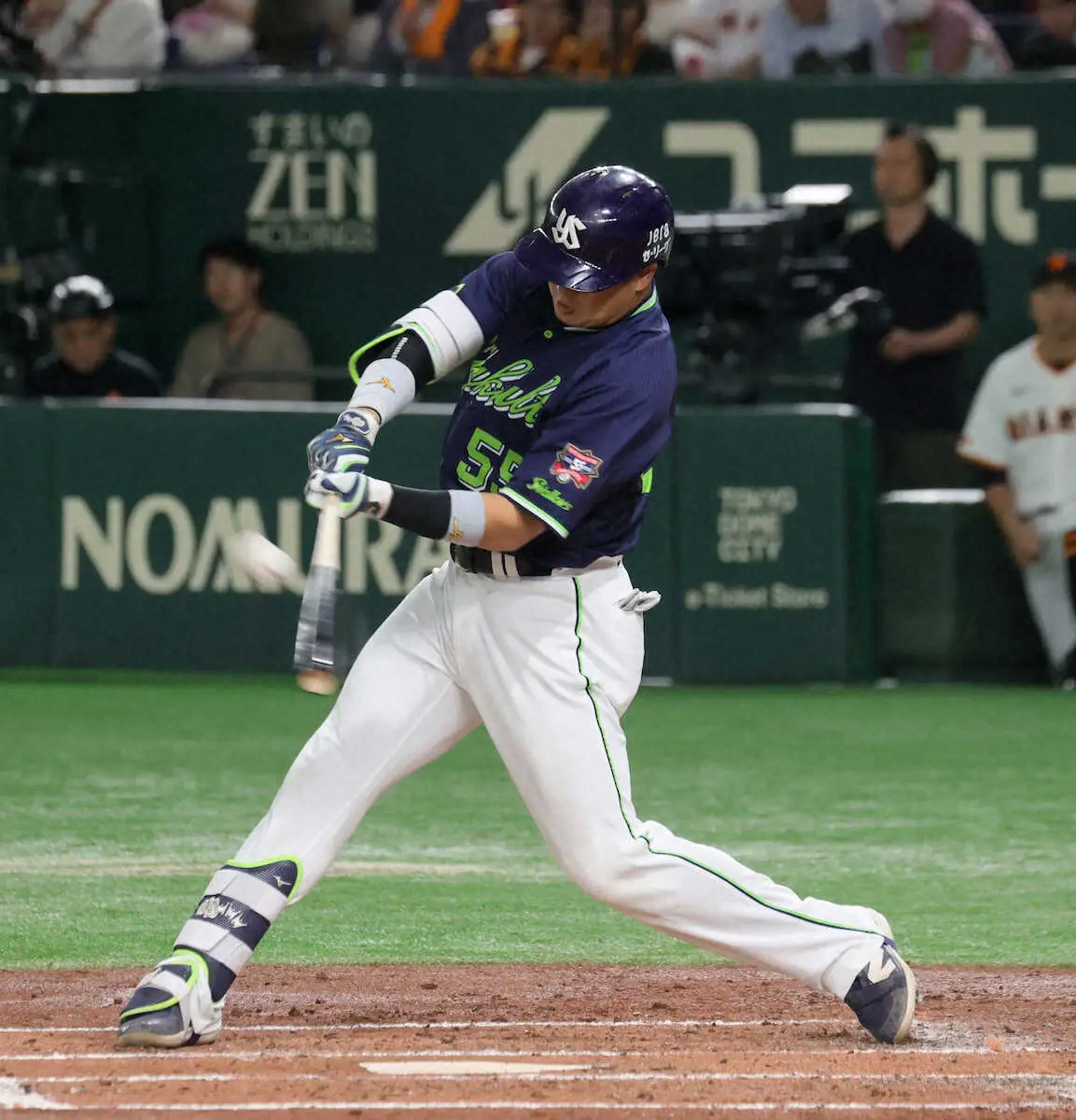 【画像・写真】ヤクルト・村上宗隆の天井直撃飛球に東京Dどよめく　守備の丸が慌てて落下点に滑り込み好捕される