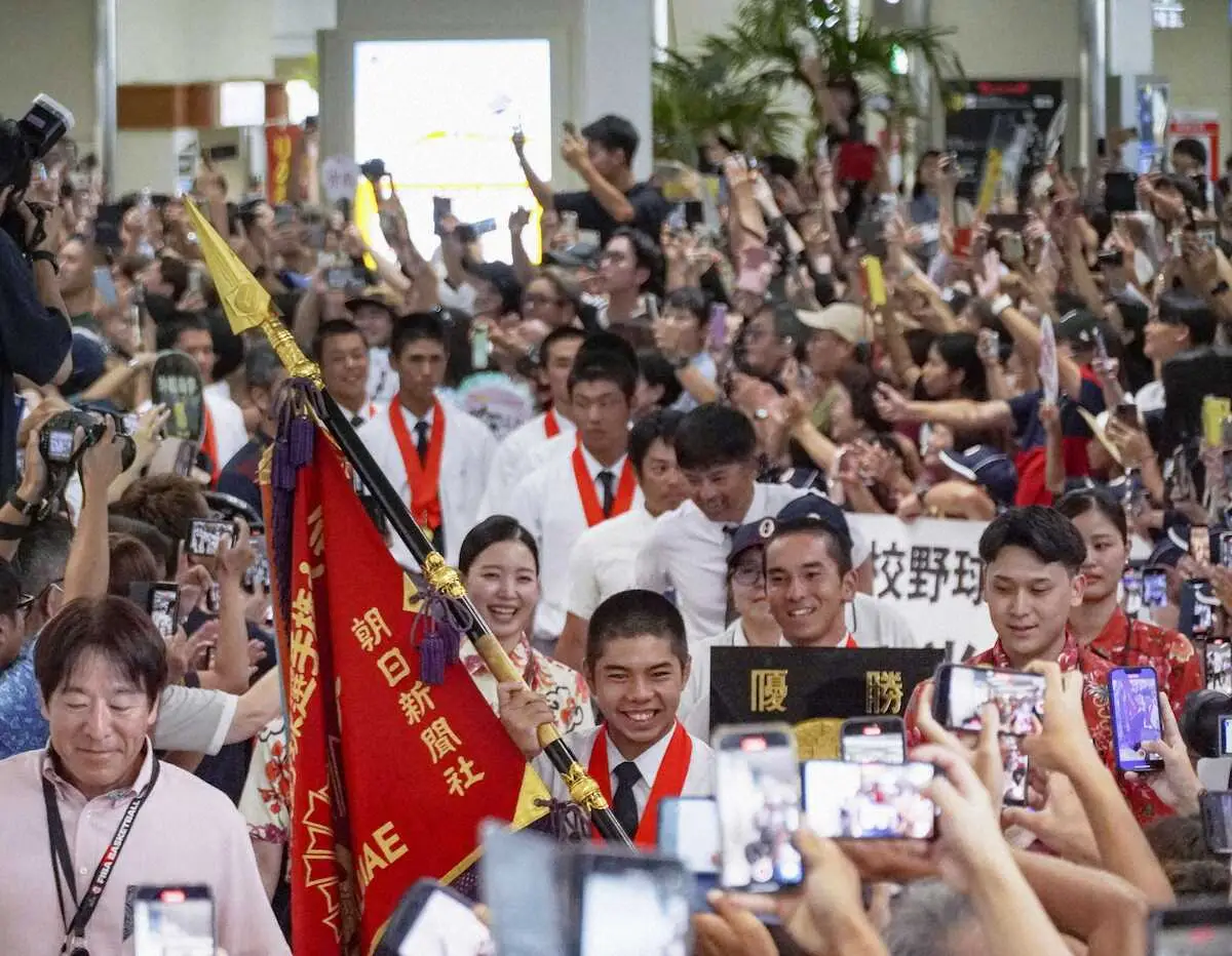 【画像・写真】那覇空港に到着した沖縄尚学高野球部の選手ら