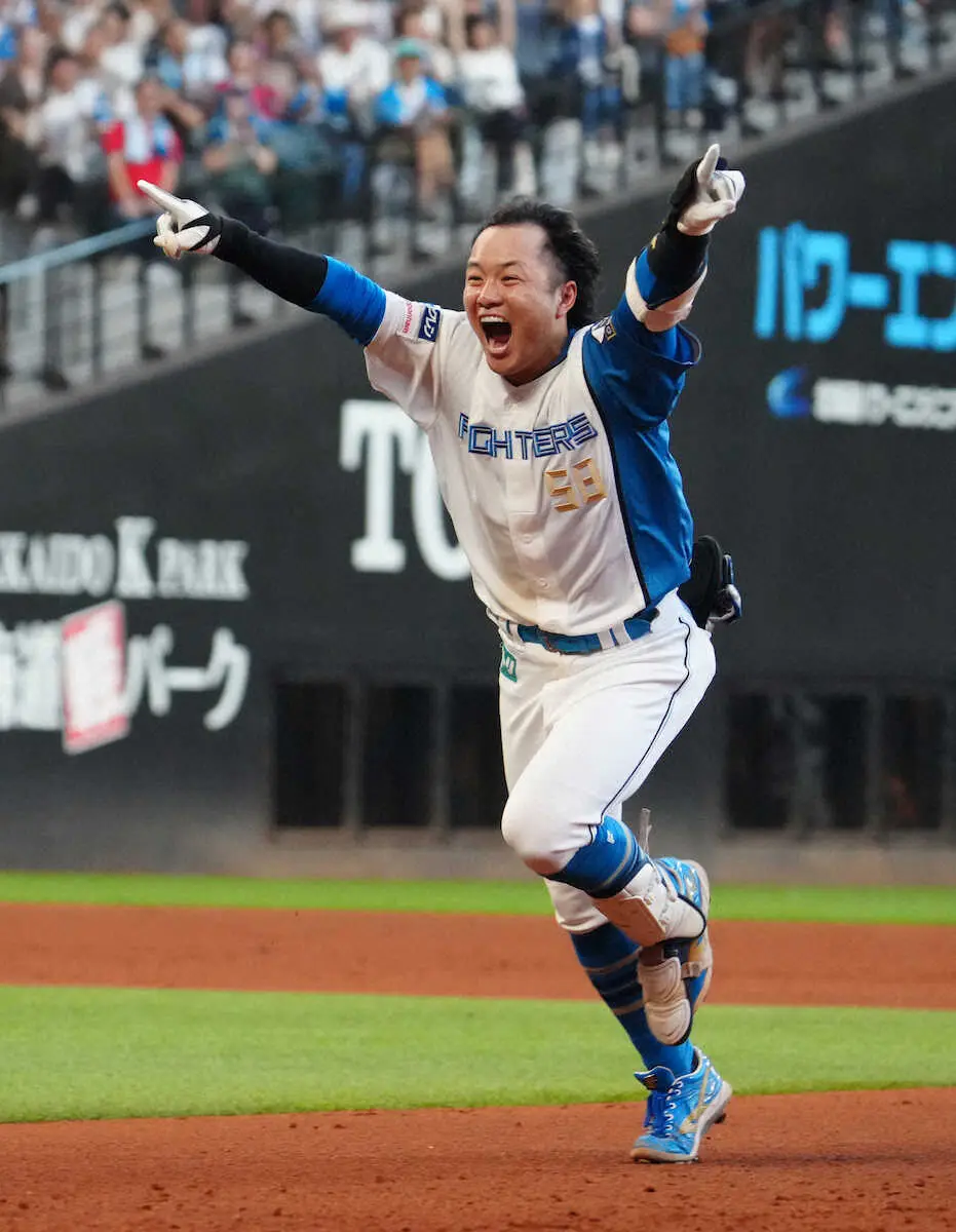 【画像・写真】日本ハム　サヨナラ打の奈良間が爆笑お立ち台「8割の人が郡司さんで…」　新庄監督と熱い抱擁かわす
