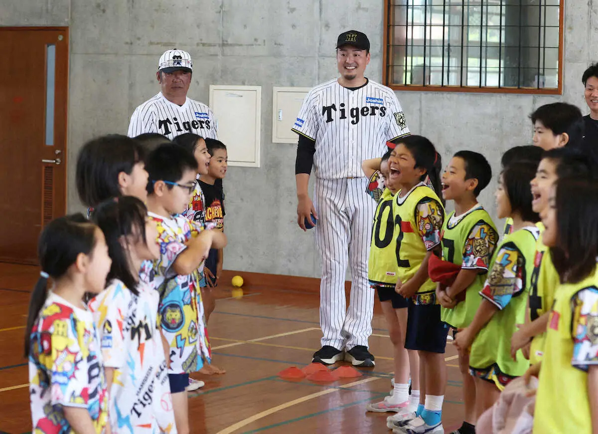 【画像・写真】阪神がキャンプ地宜野座などで野球振興として小学校で体育授業実施、亀山氏、秋山氏が参加