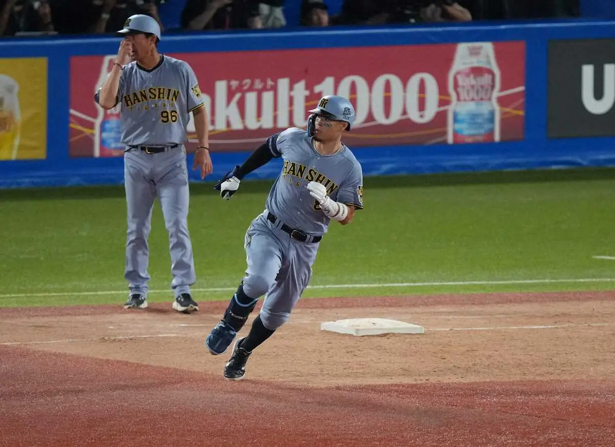 【画像・写真】阪神・佐藤輝明が追い上げ適時打！一塁線鋭く破る二塁打、続く大山の逆転打に繋ぐ