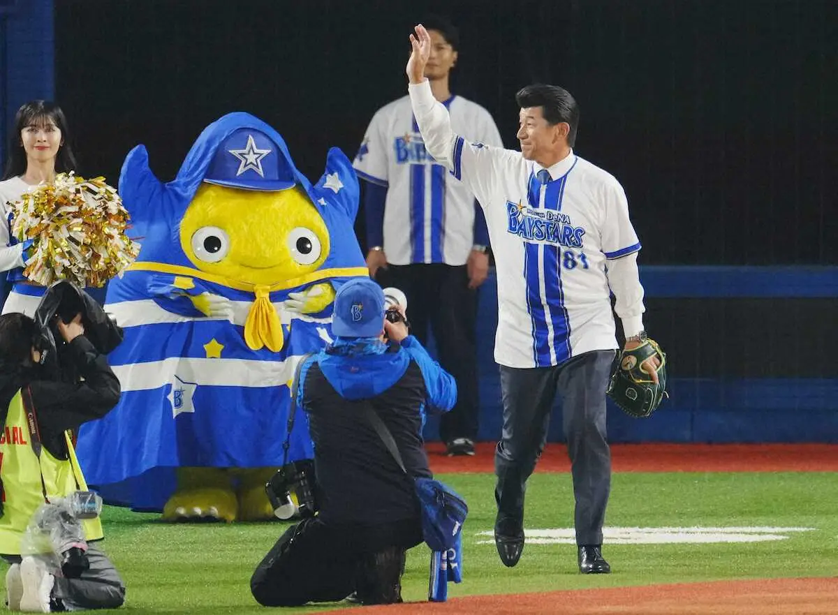 【画像・写真】【日本シリーズ】番長・三浦大輔氏がリーゼントヘアで始球式　国歌斉唱は龍玄とし　