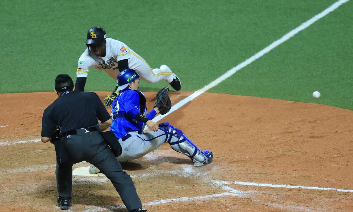 【画像・写真】【日本シリーズ】ソフトバンク　9回2死で代走・イヒネが生還「いい走塁ができた」シリーズ初出場で大仕事