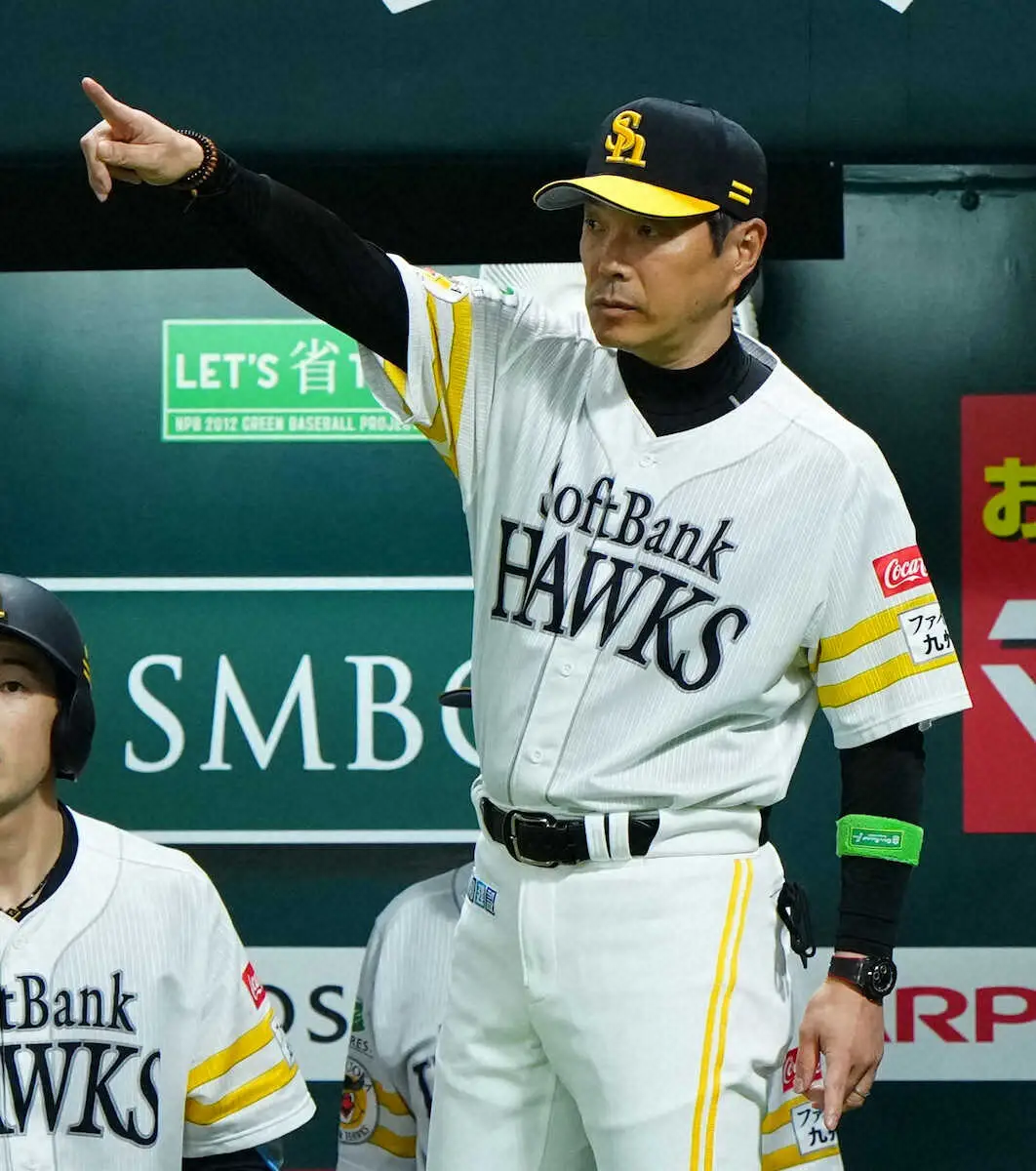 【画像・写真】＜ソ・D3＞9回、選手交代を告げる小久保監督（撮影・島崎　忠彦）
