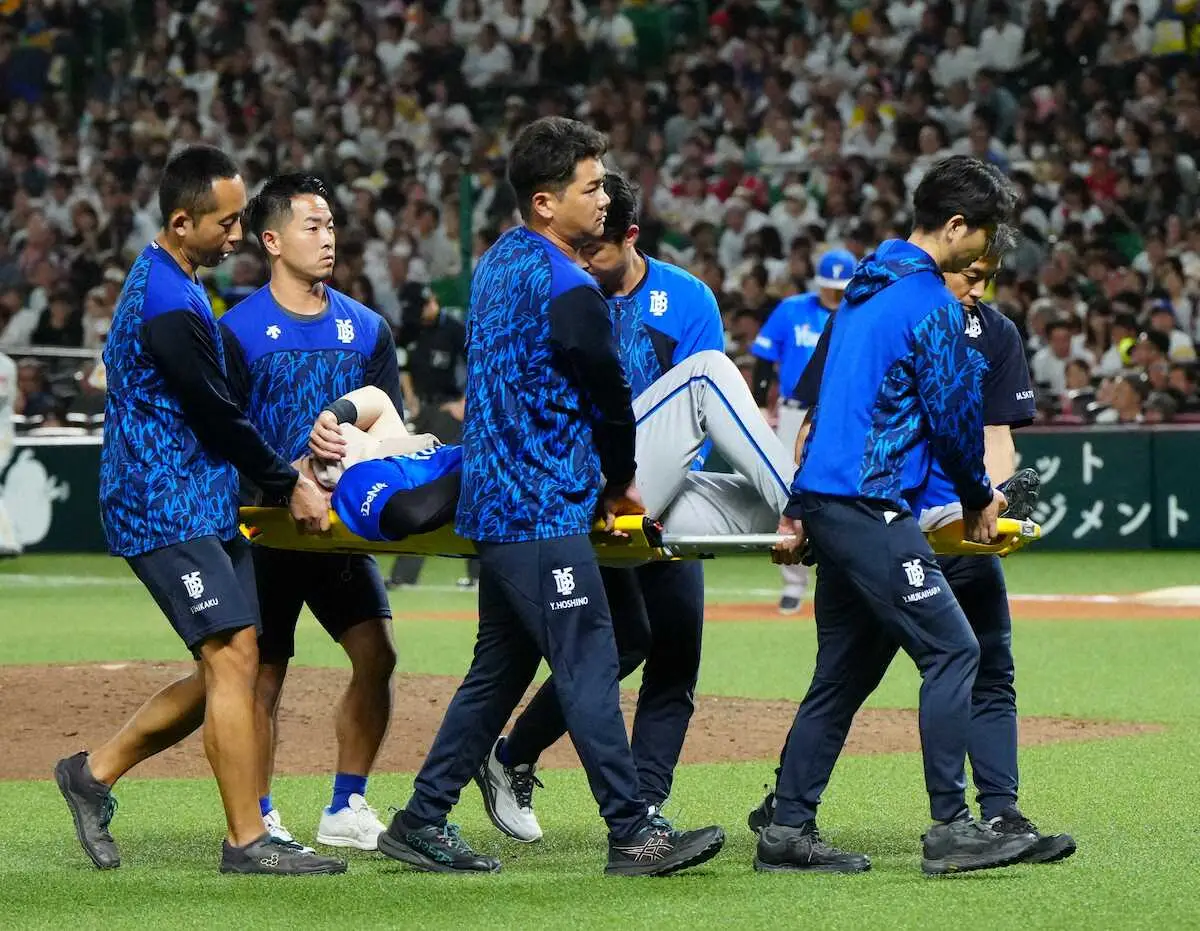 【画像・写真】DeNA悲劇…神里が負傷交代　9回右翼からの送球時に左足ひねったか　試合後は松葉づえ姿で球場を後に