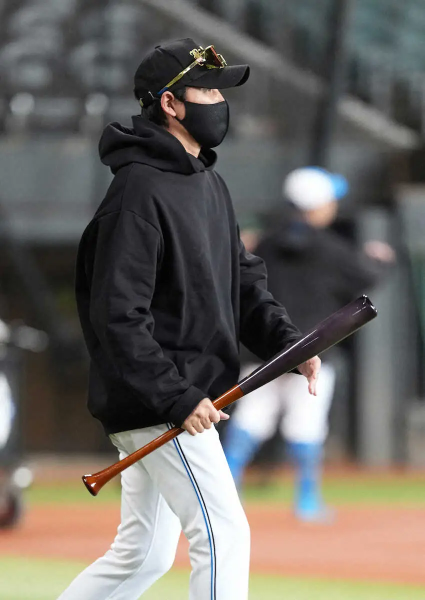 【画像・写真】日本ハムの秋季練習に、新庄監督がサプライズ訪問！手にしていたはボンズモデルのバット