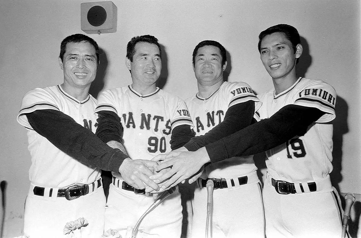 【画像・写真】セ・リーグ優勝を決め、祝勝会で握手を交わす（左から）王貞治内野手、長島茂雄（長嶋茂雄）監督、張本勲外野手、小林繁投手（1977年撮影）