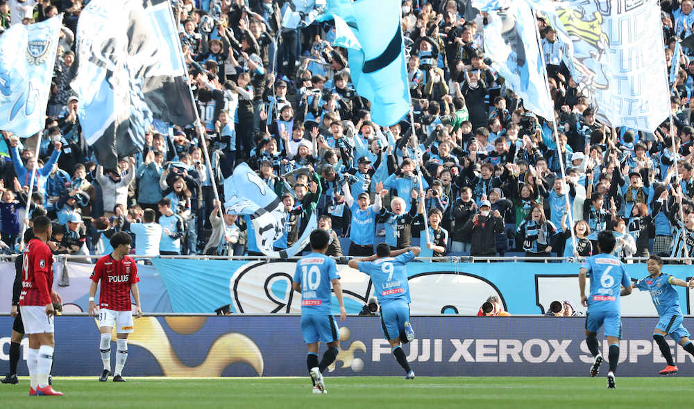 【画像・写真】＜川崎Ｆ・浦和＞後半７分、ダミアン（９）が決勝ゴールを決め、歓喜する川崎Ｆイレブンとサポーター（撮影・大塚　徹）　