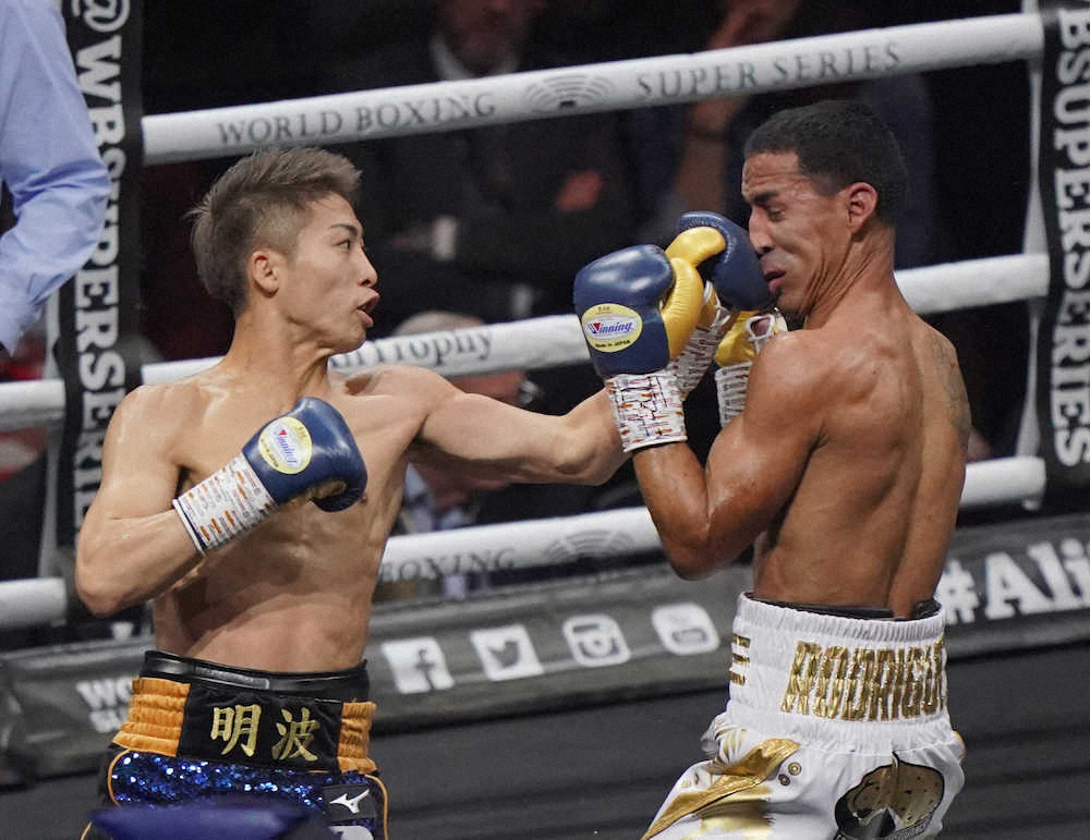 ＜WBSS準決勝井上尚弥・ロドリゲス＞2R、ロドリゲスに左アッパーを見舞う井上尚弥（撮影・島崎忠彦）