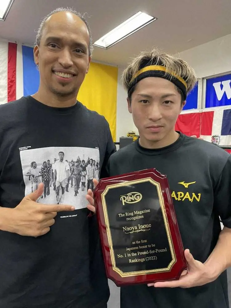 【画像・写真】井上尚弥に米リング誌が日本人初PFP1位の記念盾　ロス合宿中に編集長が自ら贈る