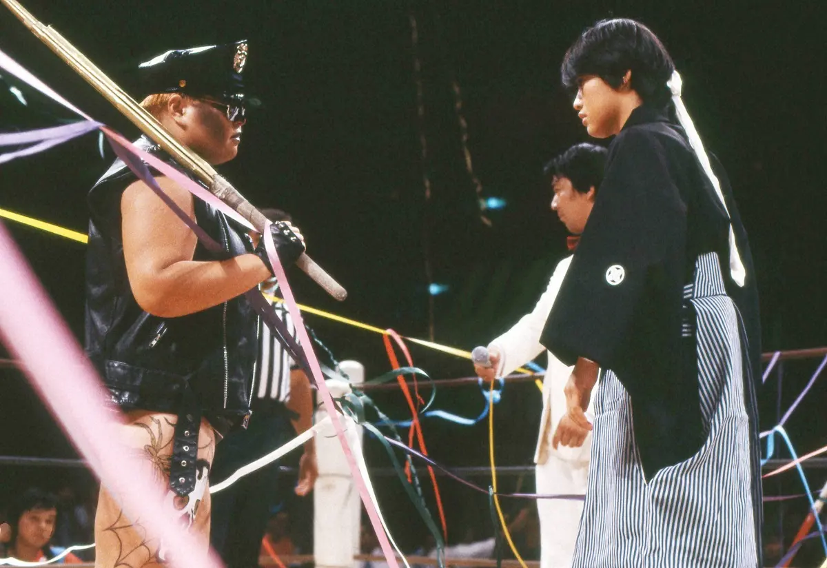 【画像・写真】1985年、大阪城ホールの「髪切りマッチ」でダンプ松本の影武者・田口かほる（影かほる）＝左＝と長与千種