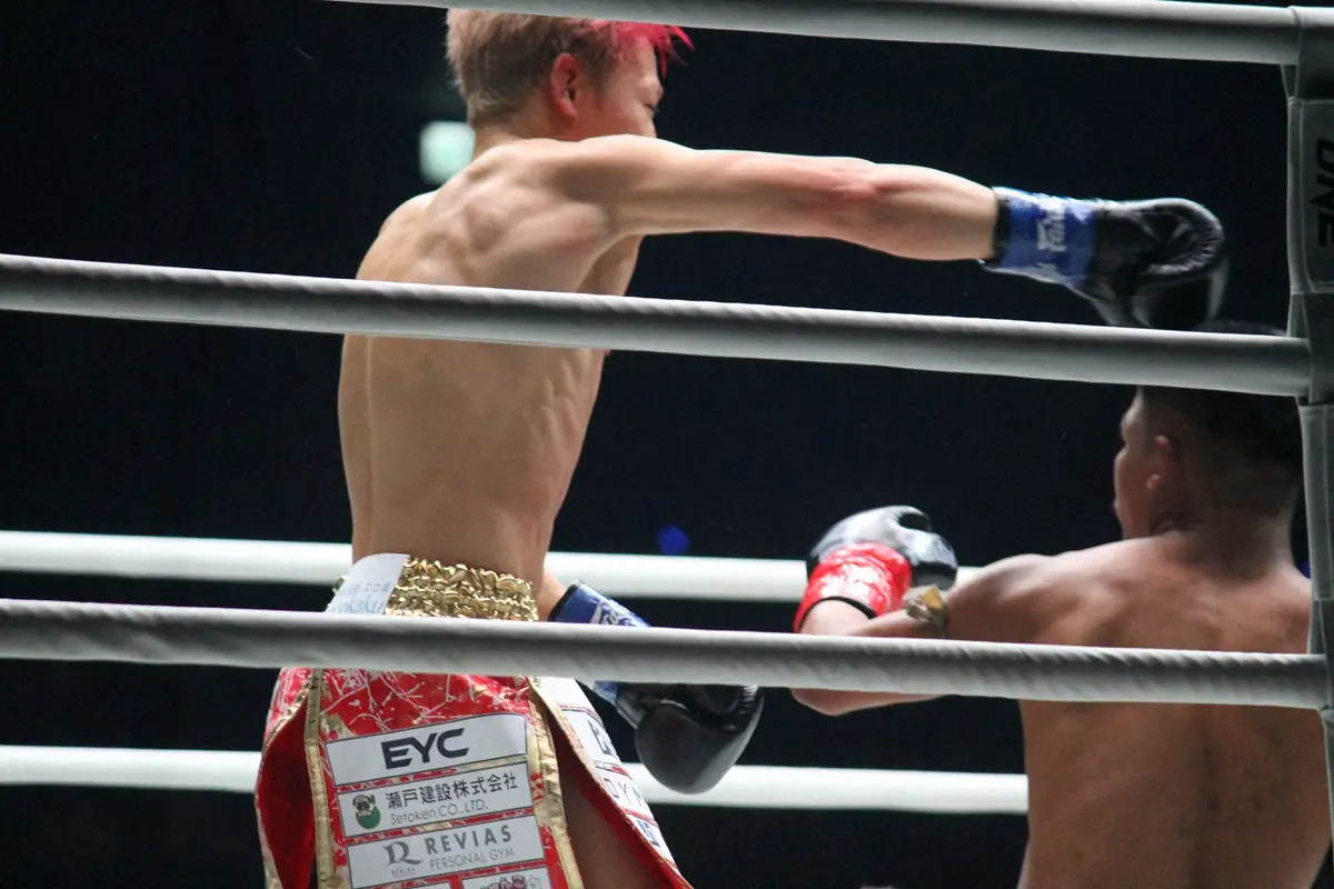 【画像・写真】右を浴びせる武尊（撮影・酒井卓也）