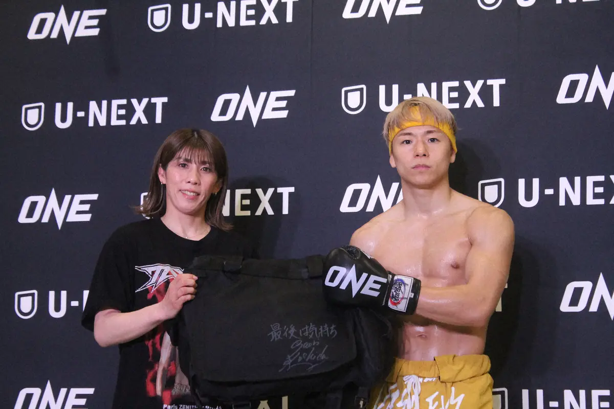 【画像・写真】「最後は気持ち」と直筆メッセージを送った吉田沙保里さんと武尊（撮影・酒井卓也）