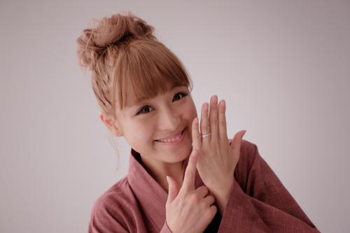 【画像・写真】鈴木奈々　ＣＭでプロポーズ再現！？同じ浴衣姿、指輪も披露