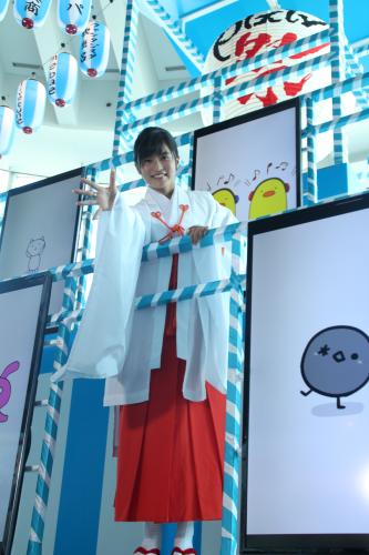 【画像・写真】こじるり　巫女姿でこぼれるプリンをキャッチ「やばいやばい」