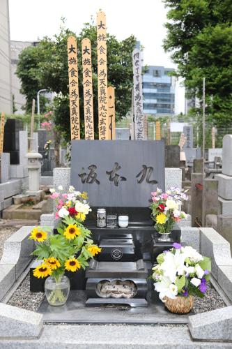 【画像・写真】あれから30年　坂本九さん墓前で柏木由紀子と大島花子「長いようで短いよう」