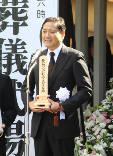 【画像・写真】川島さん出棺に盛大な拍手　夫・鎧塚氏要望「女房は拍手が生きがい」