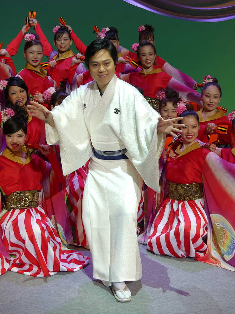 【画像・写真】三山ひろし２３曲熱唱　３年連続紅白へ「気合が衣装に出ました」