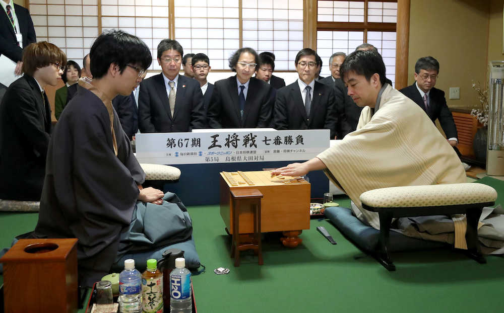 【画像・写真】【王将戦第５局】久保王将が四間飛車に構える　午後６時に封じ手