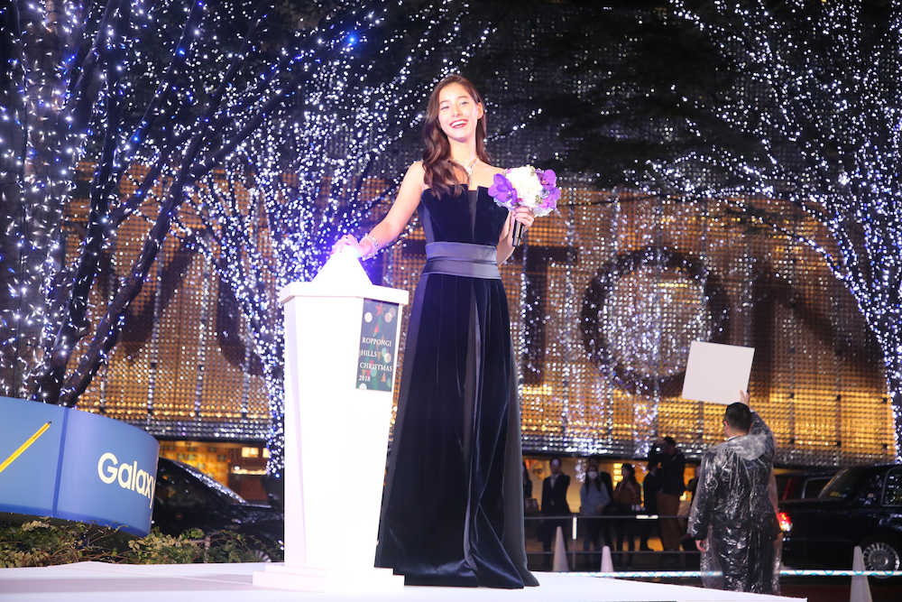 【画像・写真】新木優子　豪華１億円衣装でイルミ点灯式、今年の漢字は「育」