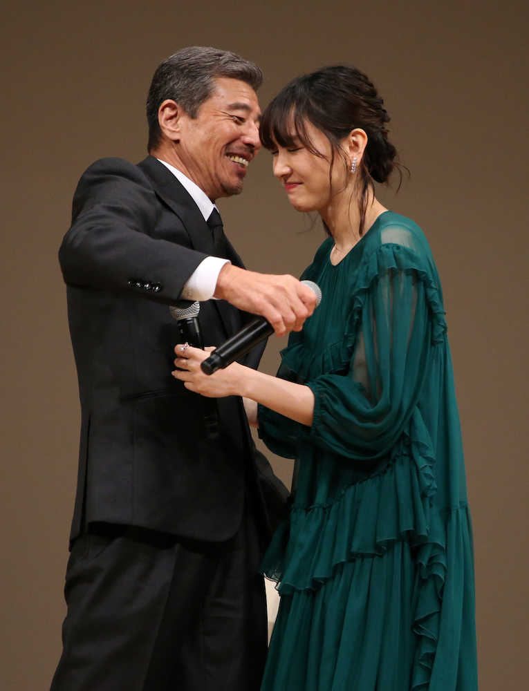 【画像・写真】主演男優賞の舘ひろし、かつての娘役・新垣結衣とハグ　来年の司会は「ハズキルーペが必要」