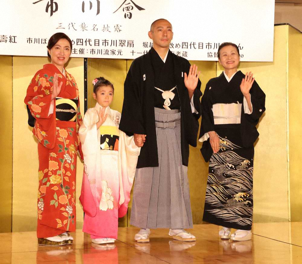 【画像・写真】フォトセッションで並ぶ（左から）市川ぼたん改め市川翠扇、堀越麗禾改め市川ぼたん、市川海老蔵、市川紅梅改め市川壽紅（撮影・村上　大輔）