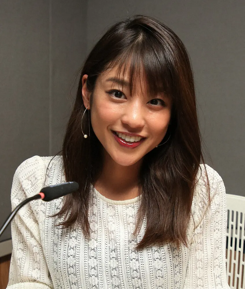 【画像・写真】岡副麻希　レースクイーンと3ショット披露にファン「遜色ない」「足長い」の声