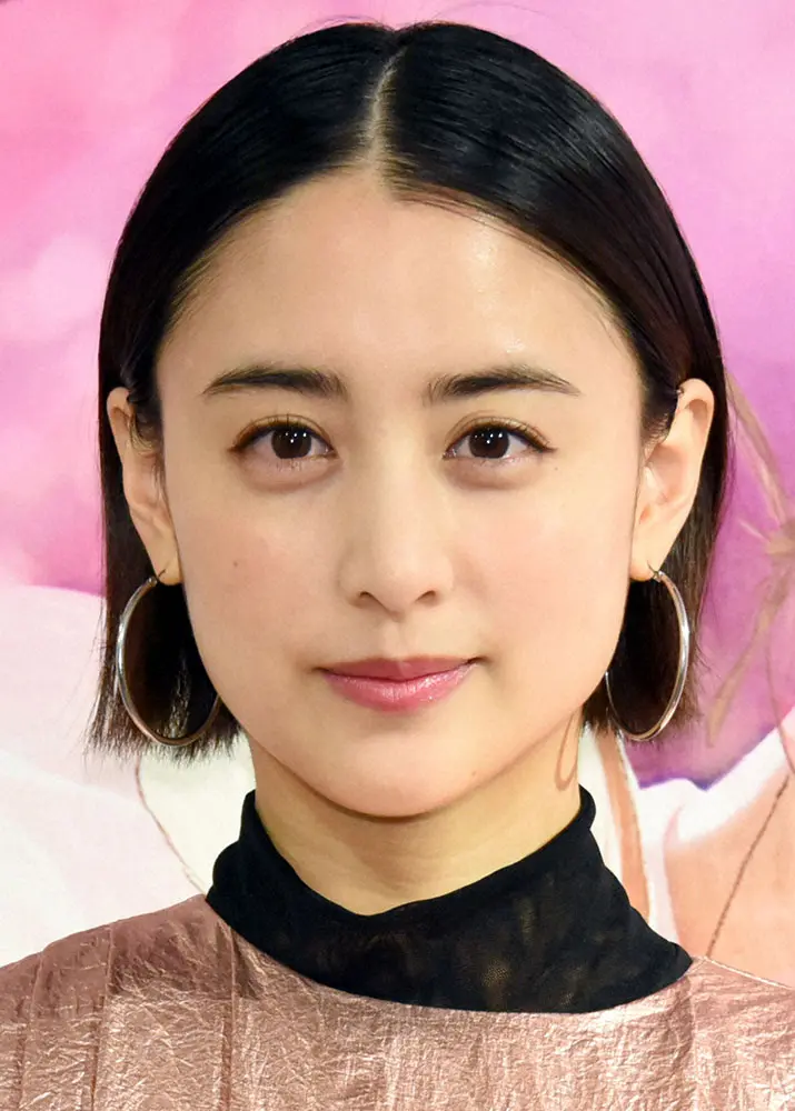 【画像・写真】山本美月　西日の中で自撮りショット「三重になっとる…」　フォロワーから「肌綺麗過ぎる」「尊い」の声