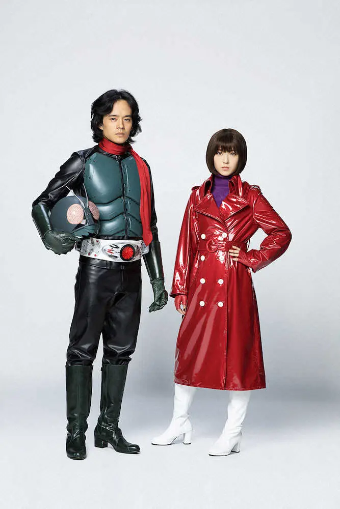 【画像・写真】「シン・仮面ライダー」本郷猛は池松壮亮「改造手術失敗」松葉づえ姿、浜辺美波は緑川ルリ子に