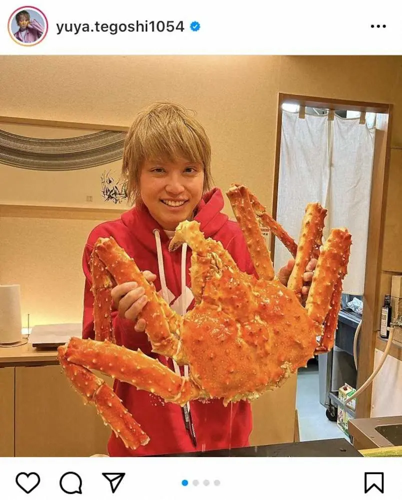 【画像・写真】手越祐也　巨大タラバガニとの2ショットに「でかっ！！」「可愛いお写真」の声