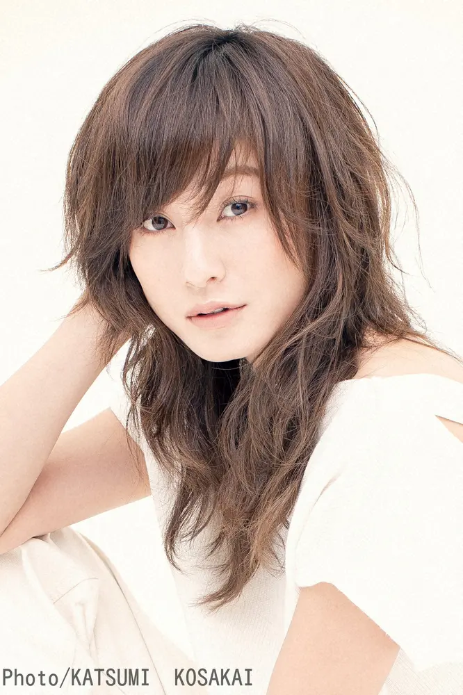 【画像・写真】西山茉希　“ジベタリアン”地面に座り美脚披露に「足が細くてうらやましー」の声