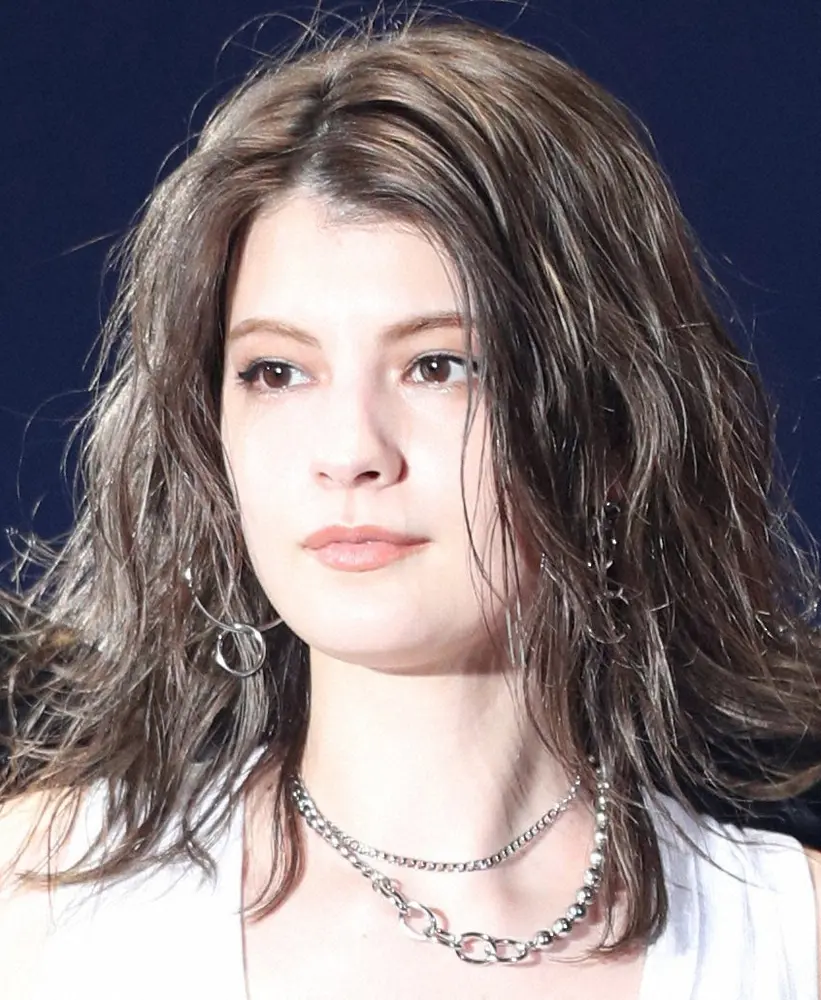 【画像・写真】マギー　セクシーな肩出しスタイルのドレス姿に「お姫様だ」「ビーーーーナスっ」「見惚れてしまう」の声