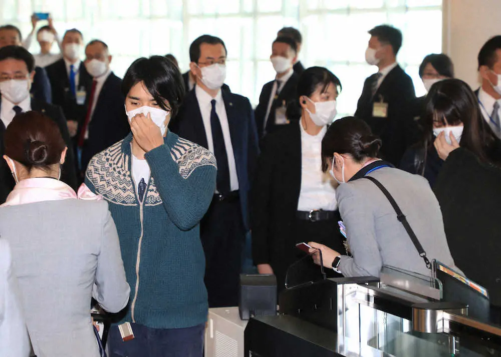 【画像・写真】小室眞子さん、圭さんが出国　警備がつき搭乗口へ、ラフな服装で2人とも手には指輪なし　NYへ出発