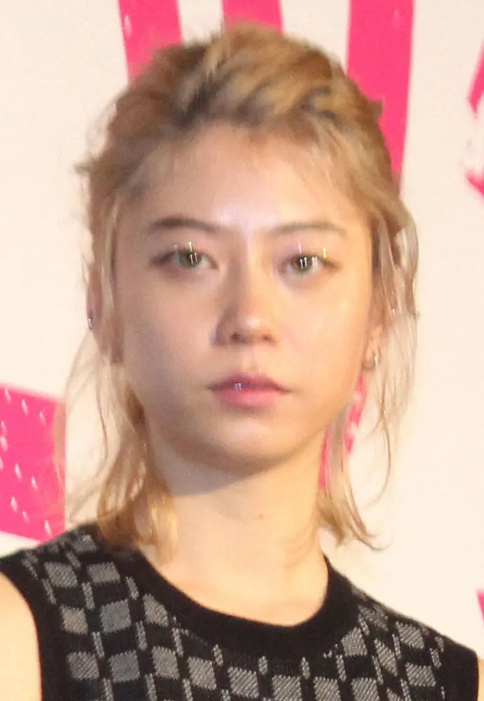 【画像・写真】SUMIRE　父・浅野忠信の48歳誕生日を貴重ショットで祝福　パンクな姿で愛娘を…