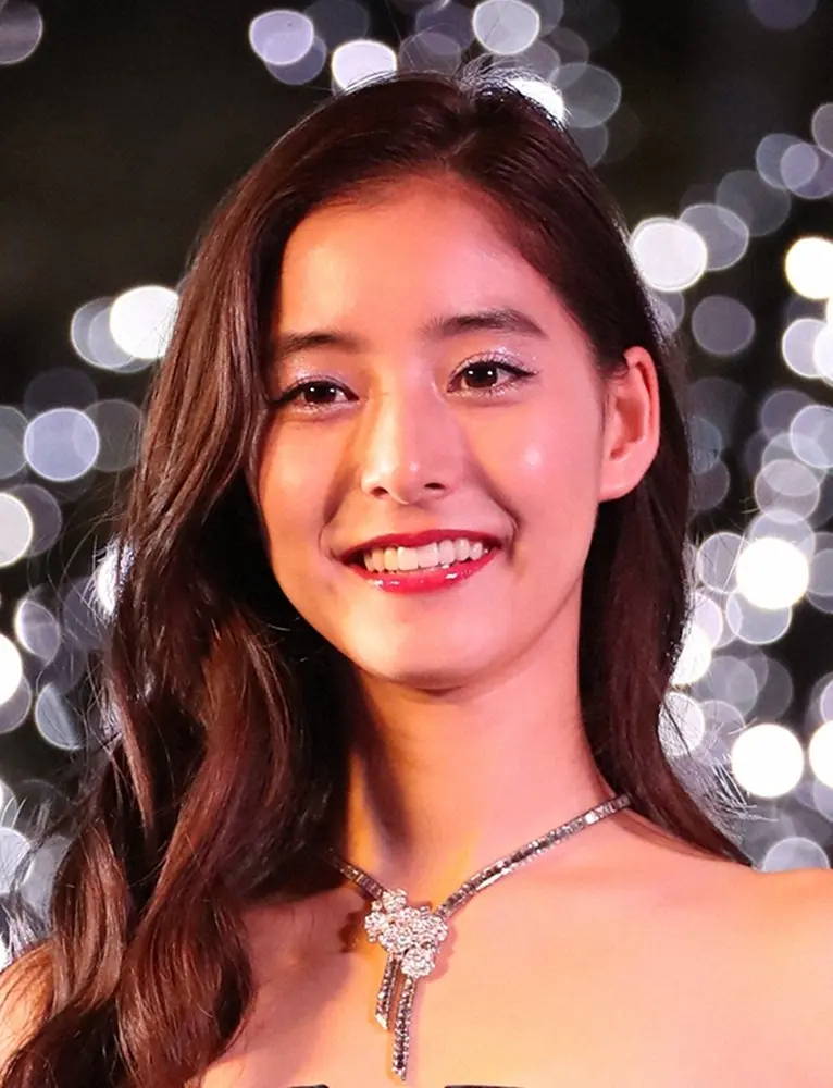 【画像・写真】新木優子　サロペット姿披露でフォロワー「脚長すぎ」「完璧！！」と驚きの声