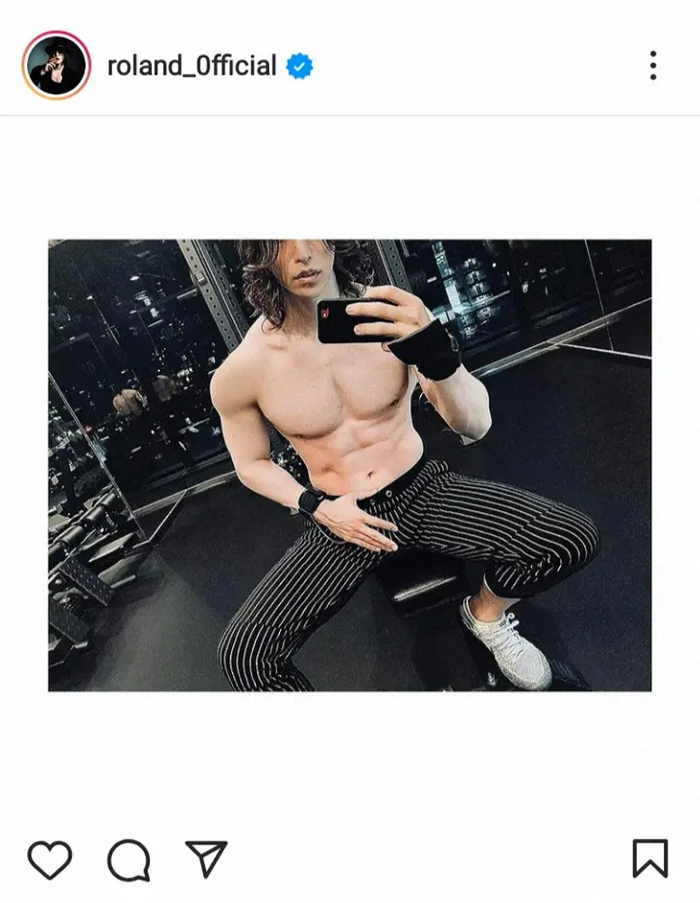 【画像・写真】ROLAND　トレーニングルームで肉体美披露に「セクシーすぎて」「ムキムキですねぇ」「ギュン死」の声