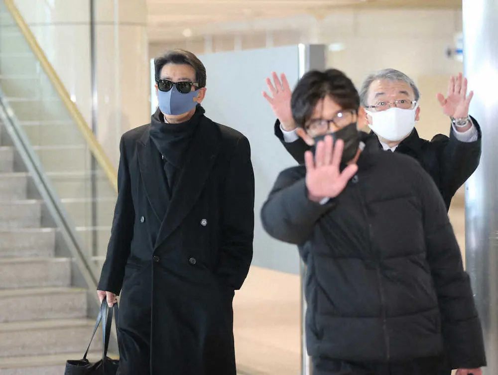 【画像・写真】神田正輝　悲しみの札幌入り　長女・神田沙也加さん急逝　無言の対面へ