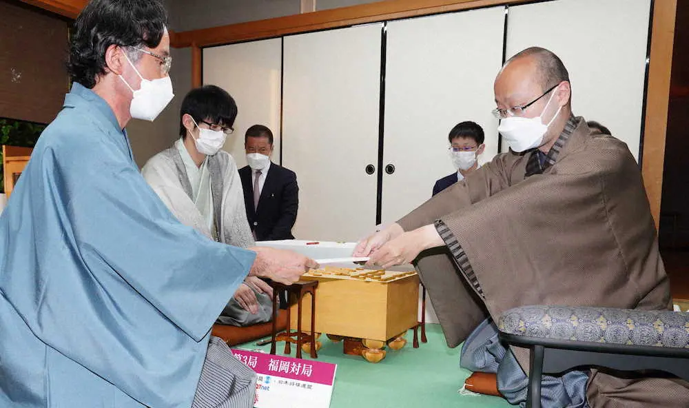 【画像・写真】渡辺名人、封じ手に1時間49分の大長考　1日目最長考慮で斎藤八段との第3局は午後9手しか進まず