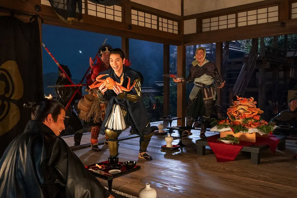 【画像・写真】大河ドラマ「どうする家康」第14話。織田信長（岡田准一・左端）の前で「えびすくい　かにVer.」を披露する徳川家康（松本潤・中央）ら（C）NHK