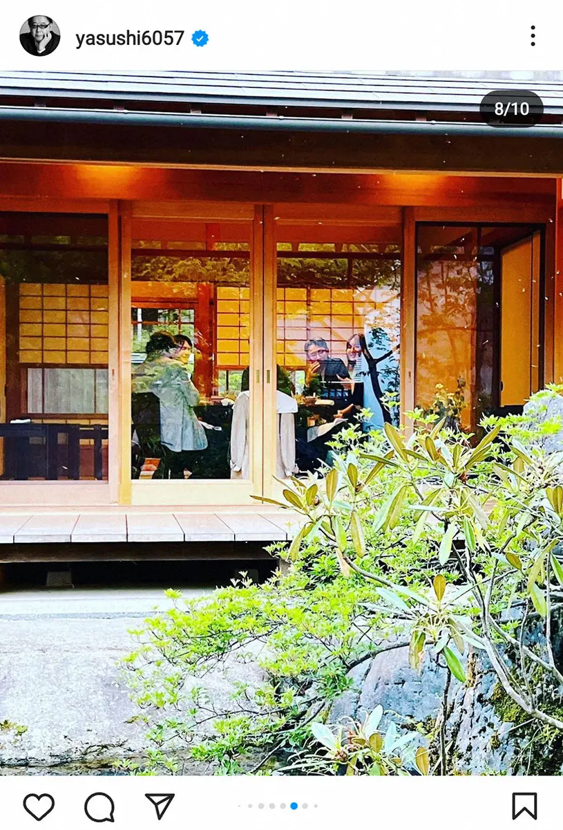 【画像・写真】秋元康氏　小嶋陽菜＆渡邉理佐との3ショット投稿　小嶋撮影の「脚を長く見せる」アングルも披露
