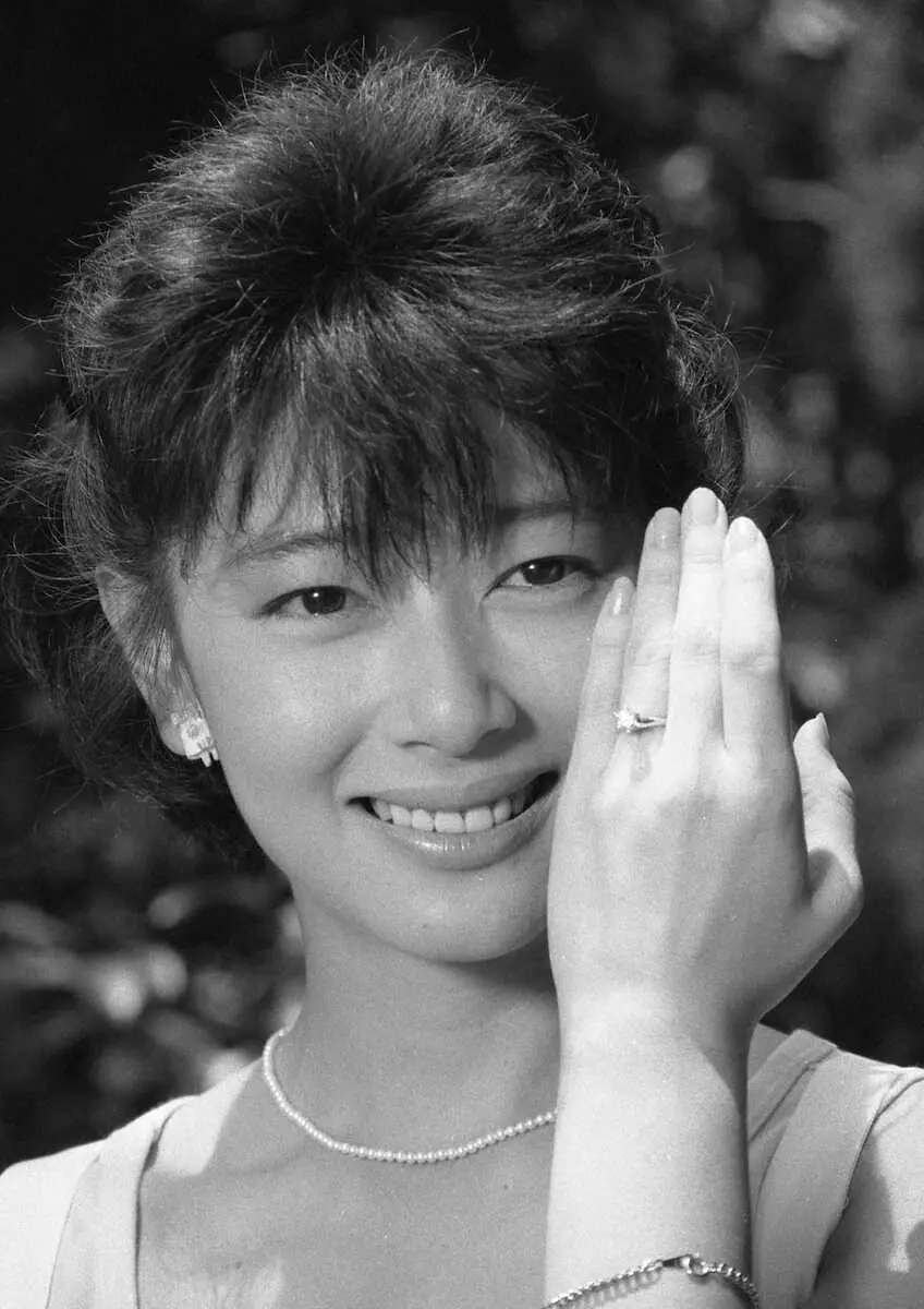 【画像・写真】84年7月、伊集院さんと婚約した女優・夏目雅子さんの左手薬指には指輪が光る
