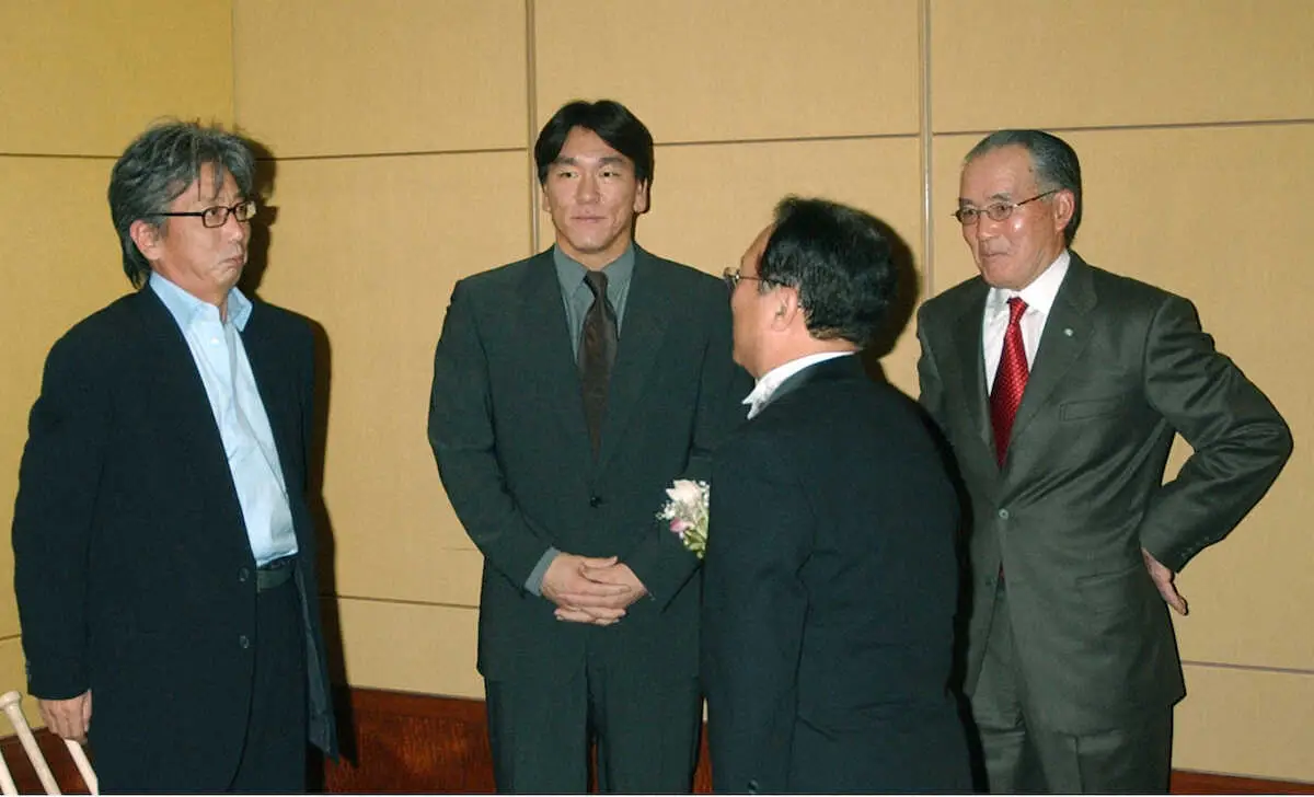 【画像・写真】2003年12月、都内ホテルで松井秀喜さん（左から2人目）、長嶋茂雄巨人軍終身名誉監督（右端）と言葉をかわす伊集院静さん（左端）