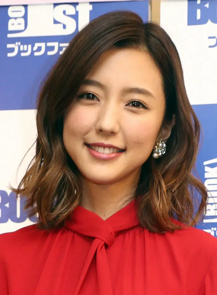 【画像・写真】真野恵里菜　夫・柴崎岳と愛犬たちとの家族ショット「やっと家の中にクリスマスっぽさが出ました」