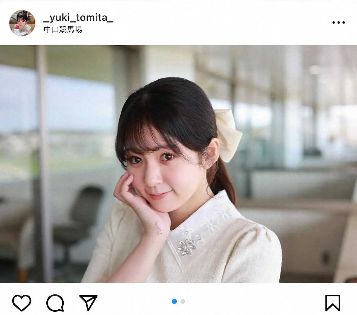 【画像・写真】競馬中継の人気女子アナ「力み過ぎてなのか…」　襟付き白ワンピースも手には…「仕事熱心」「可愛い」の声